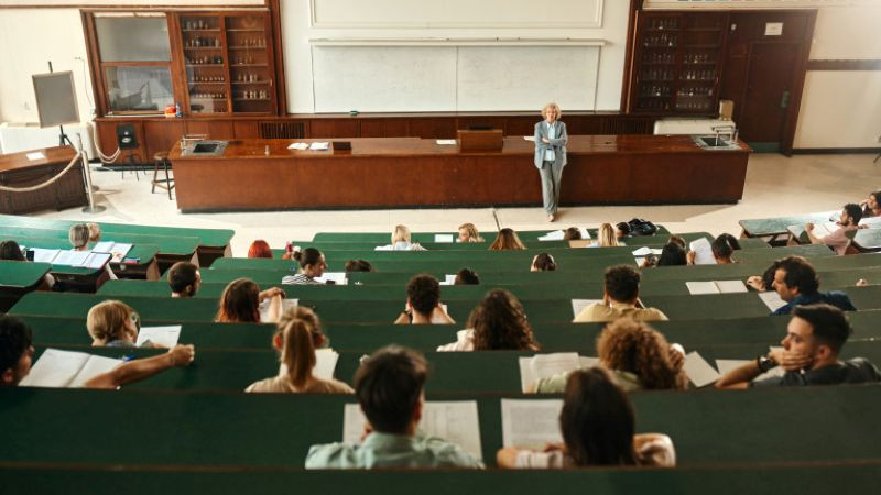 Студенти настояват най-високите стипендии за успех в университета да бъдат изравнени с МРЗ